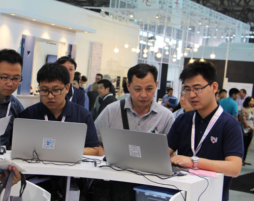 工作人员为观众进行介绍