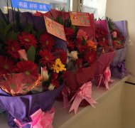 花送雷锋手，情暖雷锋心&mdash;&mdash;&ldquo;万朵鲜花送雷锋&rdquo;活动温暖落幕